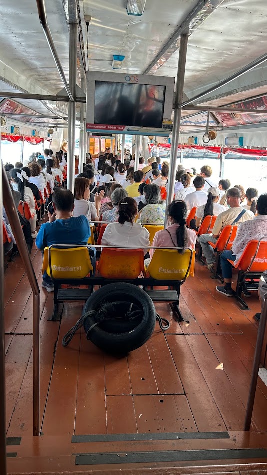 チャオプラヤエクスプレスボートの中の写真