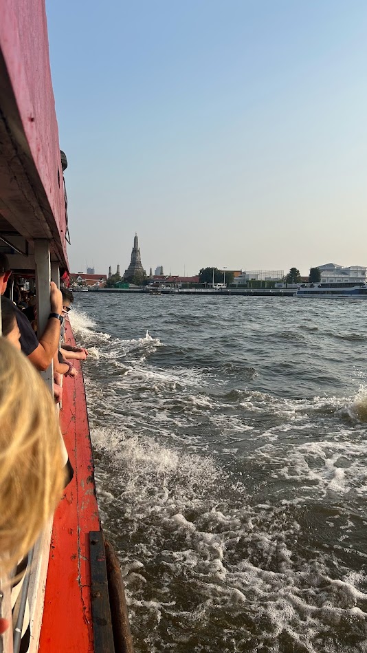 チャオプラヤエクスプレスボートからの景色の写真