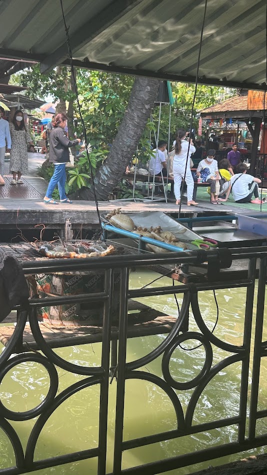 水上レストランの調理風景の写真